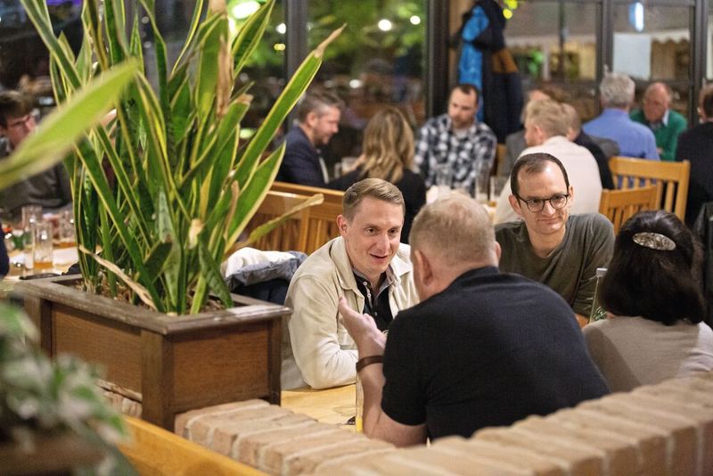 Wo kann man besser mit Technologie-Experten und Anwendungsspezialisten ins Gespräch kommen? (Bild: Oxana Gruber Photography)