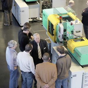 Groß war das Besucherinteresse auf den Technologie-Tagen 2009 an der elektrischen Spritzgießmaschine Allrounder 270 A mit 350 kN Schließkraft.