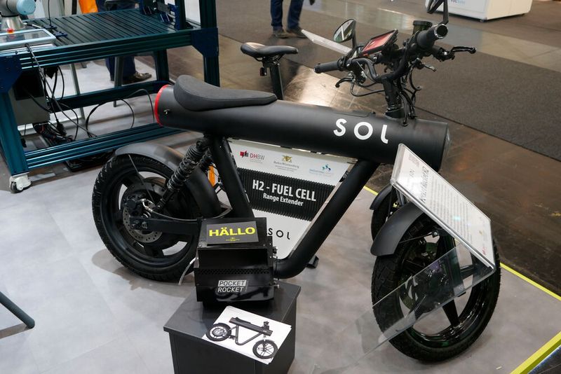 Natürlich dürfen Start-ups auf der Hannover Messe nicht fehlen. Das Unternehmen Sol Motors hat seine Pocket Rocket H2 mitgebracht. Dabei handelt es sich um ein elektrisches Leichtkraftrad mit einem Brennstoffzellen-Range-Extender.  (Bild: Sandro Kipar)