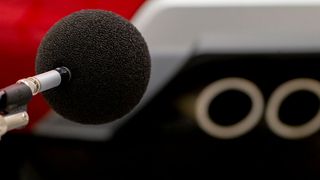 Spezialisten führen Messaufnahmen mit verschiedenen hochempfindlichen Mikrofonen durch. (Seat)