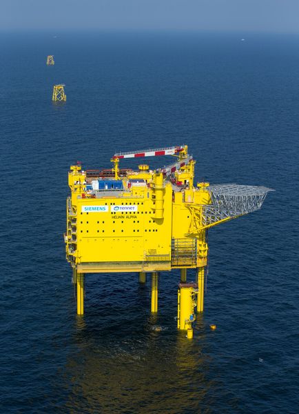 Die Offshore-Plattform wird in einer Höhe von 22 Metern über dem Meeresspiegel fixiert, so dass sie selbst vor Jahrhundertwellen geschützt ist. HelWin1 ist auf jahrzehntelangen Betrieb in der rauen Nordsee ausgelegt und wird nach der Inbetriebnahme von Land aus überwacht und gesteuert werden. (Siemens/Ulrich Wirrwa)