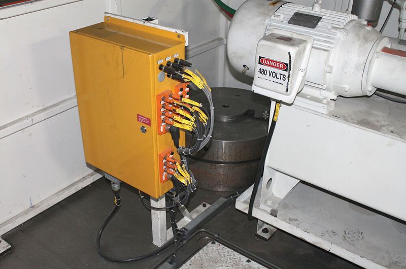In der Folge: Zu den allmählichen Verbesserungen im Querhaupt-Anschlusskasten gehörte die Verwendung von passiven Verteilern, um die Anzahl der Kabeldurchführungen im Kasten zu verringern. (Balluff)