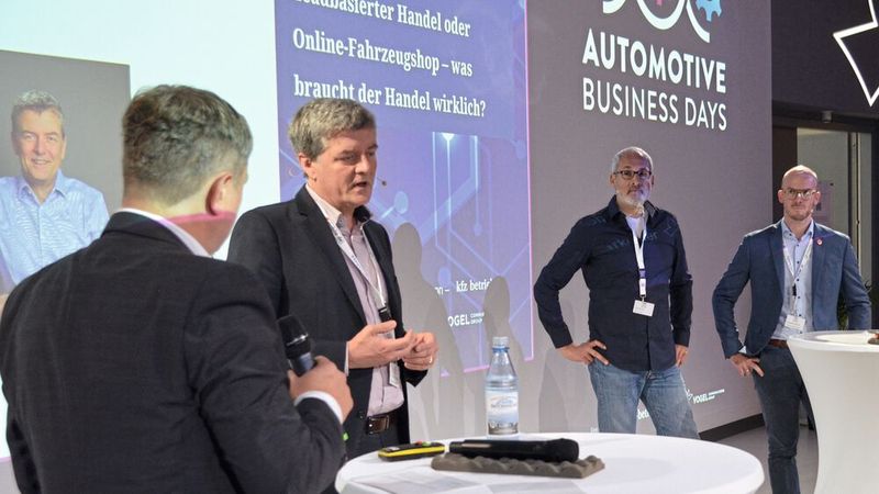 Martin Achter, »kfz-betrieb«, sprach mit den Beratern (v. l.) Dr. Jörg von Steinaecker und Olaf Dicker sowie Andreas Jerchel, Autohaus Ostermaier, über den ernüchternden Sachstand in Sachen Online-Verkauf.(Bild:  Rehberg / »kfz-betrieb«)