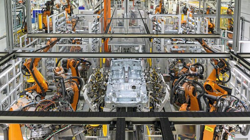 Gleichstromnetze: In der Automobilindustrie werden für den Karosseriebau viele Roboterleistungen benötigt. Sie alle werden mit Gleichstrom  gespeist und sparen so erheblich Energie.