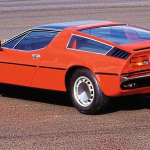 Bei den Modellnamen verwendete Maserati früher oft Bezeichnungen für Winde, wie zum Beispiel „Ghibli“, „Mistral“ oder eben „Bora“. Die Bora bezeichnet einen kalten, trockenen Fallwind, der an der Adria aus Nordosten weht. (Bild:  Maserati)