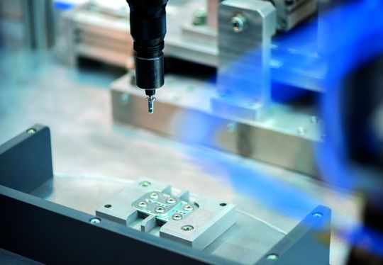 Bereits der Einsatz von halbautomatischen Nietlösungen reduziert die gesundheitliche Belastung bei repetitiven Tätigkeiten.(Bild: Gesipa)