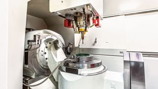 Komplett bearbeiten: Die 5-Achs-Maschine vereint Bearbeitungszyklen zum Fräsen und zum Koordinatenschleifen.   (Boehlerit)