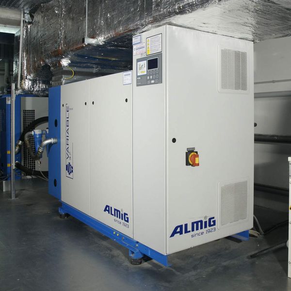 Wegen der geringen Raumhöhe und der ungünstigen Lage wurde der drehzahlgeregelte Schraubenkompressor vom Typ Variable 37 an ein spezielles Abluft-Kanalsystem angebunden. Bild: Almig (Archiv: Vogel Business Media)