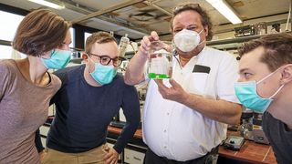 Das Team vom Kekulé-Institut für Organische Chemie und Biochemie der Universität Bonn (v. l.): Regine Mika, Jonathan Heinrich Schacht, Prof. Dr. Andreas Gansäuer und Sebastian Höthker.  (Volker Lannert/Uni Bonn)