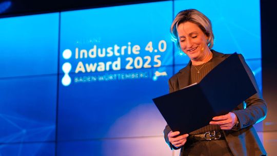 Baden-Württembergs Wirtschaftsministerin Dr. Nicole Hoffmeister-Kraut ehrt Lapp für seine E-Kanban-Lösung mit dem Allianz Industrie 4.0 Award.(Bild:  Lapp)