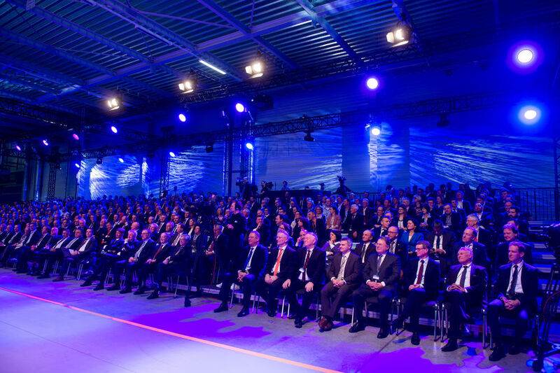 700 Gäste hatte BMW zur großen Feier „50 Jahre BMW in Niederbayern“ ins Werk Dingolfing eingeladen: Vertreter der Politik, der Wirtschaft, Lieferanten und Mitarbeiter. (BMW)