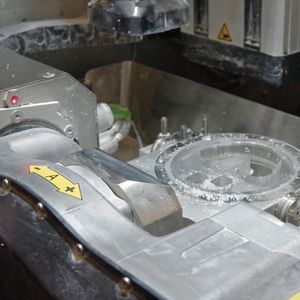 Aggressiver Staub und Späne als spezielle Herausforderung für die Werkzeugspannung: Speziell für die Dentaltechnik konzipierte 5-Achsen-Maschinen bearbeiten Titan, Chrom-Kobalt (CrCo), vorgepresste Keramikgrünlinge und Kunststoffe in raschem Wechsel.