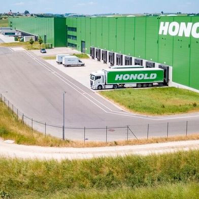 Honold hat die Marke von 1 Million Quadratmetern bei seinen Logistikflächen geknackt (hier eine Aufnahme der Betriebsanlagen in Dettingen am Albuch im württembergischen Landkreis Heidenheim). (Bild: Honold)