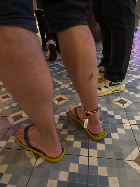 Wem gehören wohl diese schönen Waden und Slipper? The one and only... (Bild: Vogel IT-Medien GmbH)