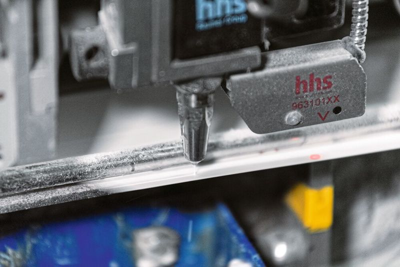 Faltschachteln hochpräzise verkleben: Systeme von Baumer hhs sorgen fürs millimetergenaue Kleben ohne Kontakt zum Zuschnitt selbst bei höchsten Produktionsgeschwindigkeiten. (Bild: Festo/Yves Pascal Eckhardt)