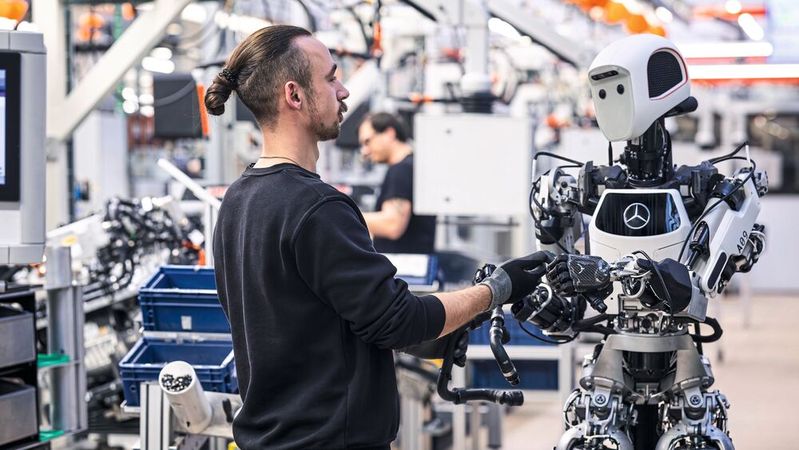 Vorbild und Nachbau: Humanoide Roboter, wie hier bei Mercedes-Benz, sollen nahezu jede Aufgabe automatisieren und den Menschen unterstützen können.(Bild:  Mercedes-Benz AG)