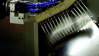 Bild 1: Beim CO2-Schneestrahlen trifft das Reinigungsmedium auf die Oberfläche verflüssigt und sublimiert. Es entstehen mechanische, chemische und thermische Reinigungseffekte. Bild: ACP (Archiv: Vogel Business Media)