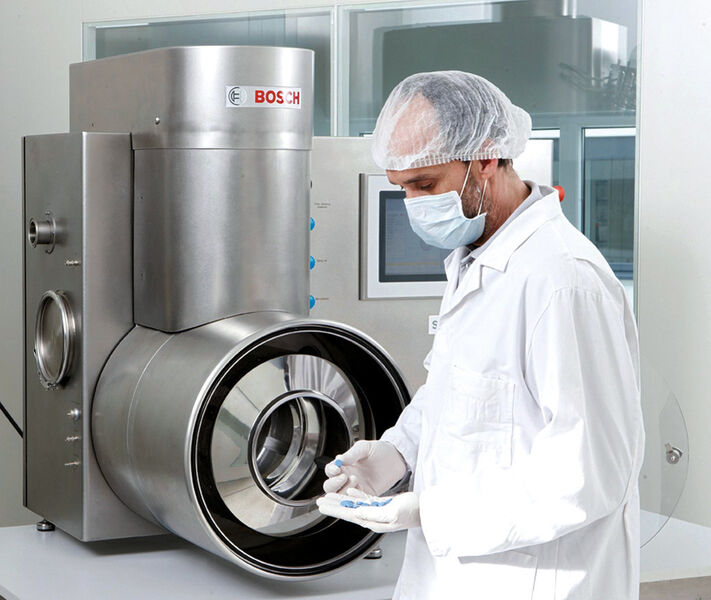 Die Laboranlagen Solidlab 1 und 2 vereinen drei Prozessmodule in einer Maschine: Pulvermischen, Granulieren und Coaten von pharmazeutischen Pellets und Tabletten. (Bild: Bosch Packaging Technology)