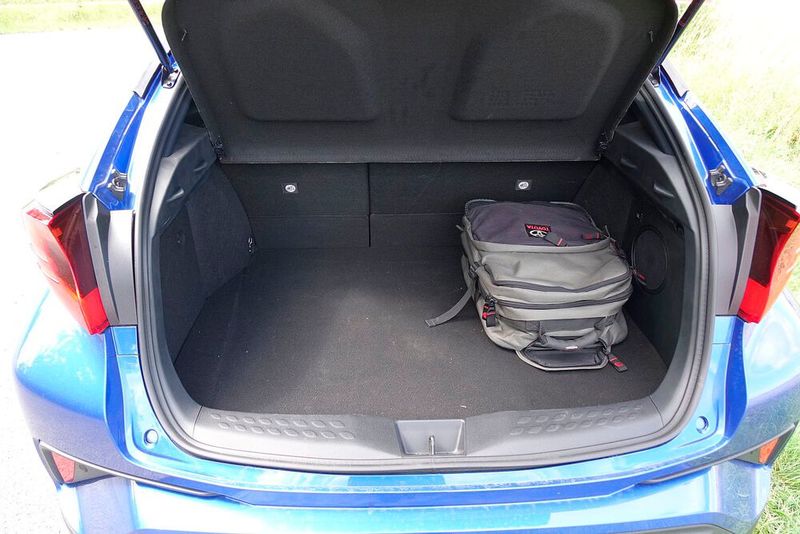 Der Kofferraum ist mit 358 Litern ungefähr so groß wie bei einem Kompaktwagen.  (Bild: Rosenow/»kfz-betrieb«)
