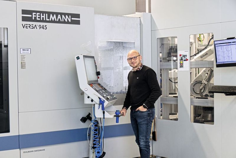 Benjamin Unruh, Projektleiter bei Escha, ist sehr zufrieden mit der neuen Fertigungslösung bestehend aus «Versa 945» von Fehlmann, einer flexiblen Gibas-Automation und dem Leitsystem «Evomecs».  (Bild: Fehlmann)
