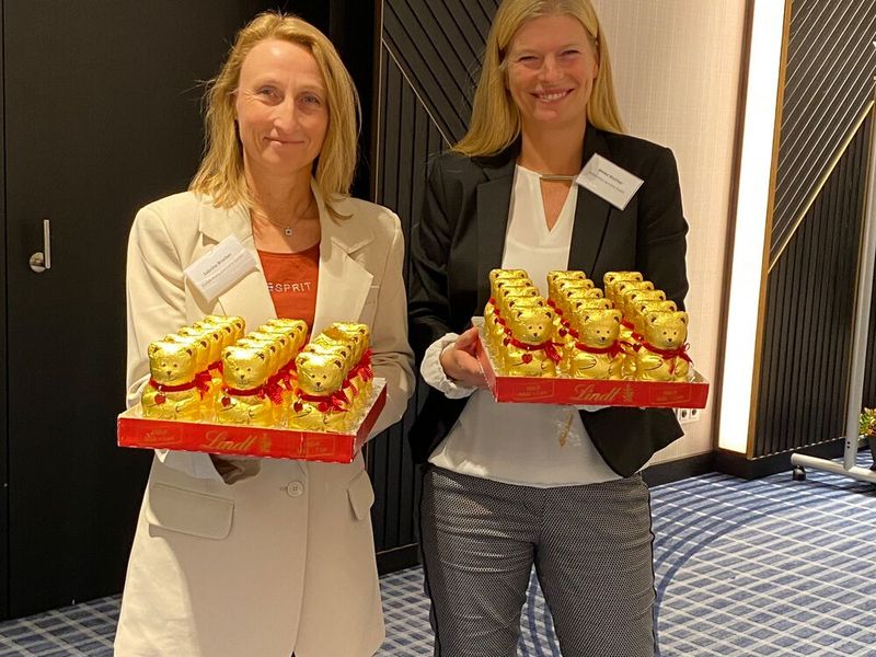Versüßen den Abschied aus Berlin mit Schokobären: Sabrina Brucker (Account Manager Inside Sales) und Meike Walther (Account Manager Channel Sales) von Kodak Alaris  (Bild: Kodak Alaris)