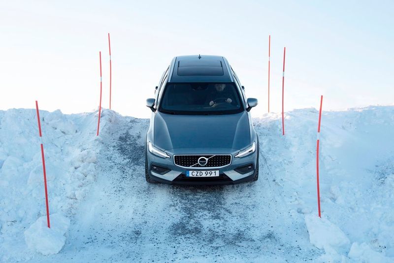 Den V60-Cross-Country-Modellen vorbehalten ist ein serienmäßiger Bergabfahrassistent. (Volvo)