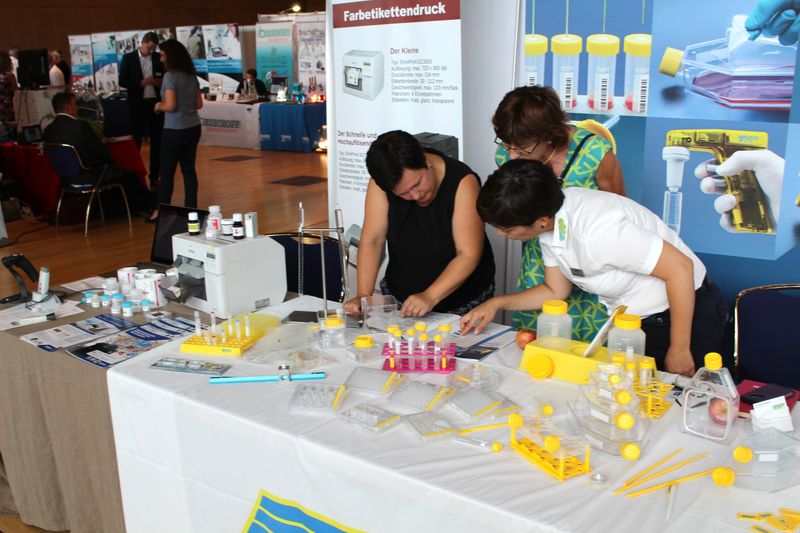 Impressionen der Lab-Supply Dresden vom 28. August 2019  Im Internationalen Congress Center des Maritim Hotels Dresden fanden sich zahlreiche Besucher ein, um mit den Ausstellern von Labortechnik und Verbrauchsmaterial ins Gespräch zu kommen. Impressionen vom Messetag sowie einige Besucherstimmen finden Sie in dieser Bildergalerie. Die nächste Lab-Supply ist am 25. September 2019 in Münster. Weitere Infos zu den kommenden Lab-Supply-Messen finden Sie auf www.lab-supply.info.   Lese-Empfehlung: Nachbericht zum erfolgreichen Auftakt der Lab-Supply in Wien. (Bild: LABORPRAXIS, C. Lüttmann)