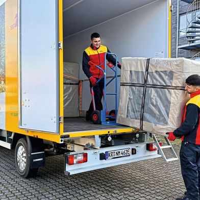 Große und schwere Sendungen sind oft schwer zu handhaben. Nikola Hagleitner fordert konkrete Regeln für die Zustellung schwerer Pakete. (Bild: DHL Group )
