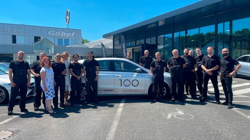 Das 100-jährige Jubiäum wurde mit den Mitarbeiterinnen und Mitarbeitern gebührend gefeiert, hier am Standort Hattersheim. (Bild: Autohaus Heinrich Göbel)