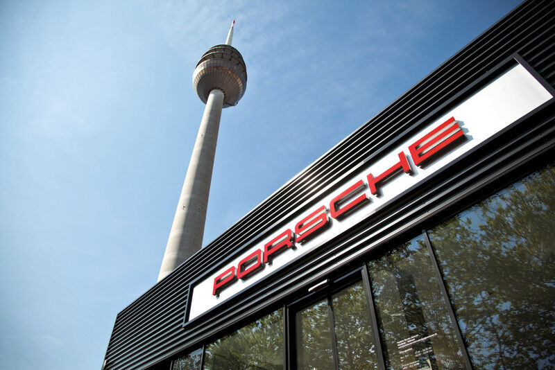 Direkt unter dem Fernsehturm: der Nürnberger Porsche-Service-Standort der Feser-Graf-Gruppe.  (Feser-Graf)