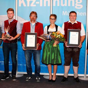 Die besten Prüflinge Kfz-Technik Pkw und ihre Ausbilder bei der Kfz-Innung München-Oberbayern: (v.li.) Alfred Jehl (Auto Jehl, Achenmühle) und Florian Stadler, Thomas Vogel (Firma Vogel, Hohenkammer), Sophia Maria Zacher und Ausbilder (Bundespolizeiinspektion Rosenheim) sowie Obermeister Johann Bader.(Bild:  Innung)