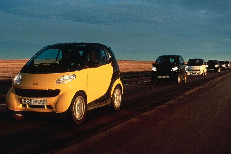 1998: Die Smart City Coupés sind auf den Fernstraßen der USA bei der Fahrerprobung unterwegs. (Foto: Daimler)