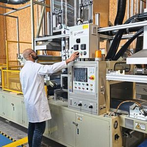 Dr. Rafael Cordeiro forscht am Fraunhofer IWU in Zittau an Verbundwerkstoffen mit Naturfasern.(Bild:  Fraunhofer IWU)