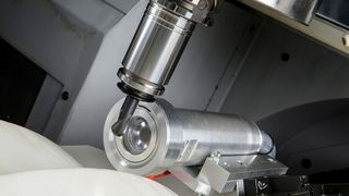 Bisher war die Verschleißerkennung bei Zerspanungswerkzeugen nur mit zeitlichem Aufwand möglich. Am Fraunhofer IPT hat man nun eine neue Methode dafür entwickelt, die in der Fräsmaschine funktionert – und zwar per Kamera, Mikroskop und künstlicher Intelligenz. (Bild: Fraunhofer IPT)