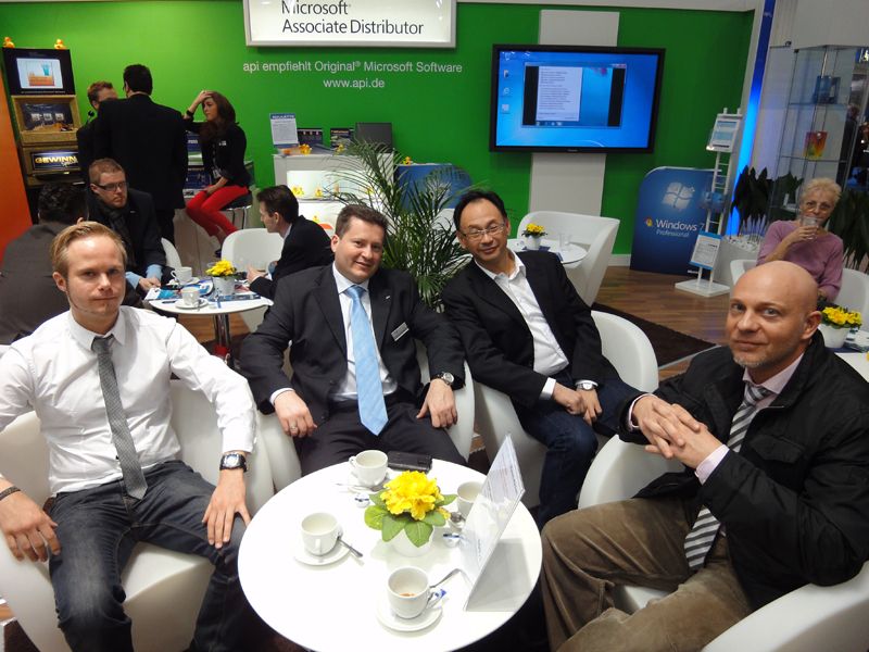 (v.l.) Tim Sauerland, MS-TECH, Carsten Höthke, api, Werner Dao, b.com Solar, und Oliver Schmidt, MS-TECH (Archiv: Vogel Business Media)