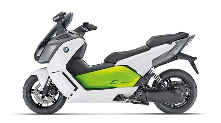 Red Dot Award 2015 - Elektro-Maxi-Scooter BMW C evolution: Der BMW C evolution ist der erste vollelektrisch angetriebene Scooter von BMW Motorrad, der als modernes, agiles Fahrzeug für den urbanen Raum konzipiert ist. Seine markante Formensprache wirkt futuristisch und zeigt zugleich charakteristische Elemente eines BMW-Motorrads wie das sogenannte Split-Face der Front. Das klare und reduzierte Design, die LED-Leuchten und das TFT-Display vermitteln Modernität und Innovationskraft. Die Farben Hellweiß und Electricgreen stehen für Dynamik einerseits und Umweltverträglichkeit durch emissionsfreies Fahren andererseits. (Bild: Red Dot)