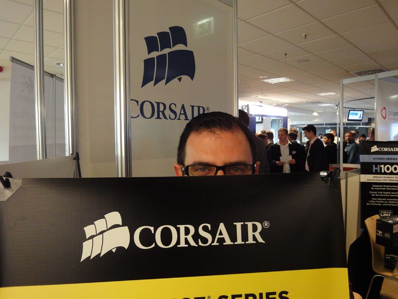 Na... wer sich da wohl vor der Fotografin Besa Agaj, IT-BUSINESS, versteckt... (Archiv: Vogel Business Media)