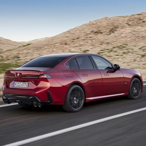 Gegenüber dem elektrischen 3er-Modell hat die Verbrennervariante einen kürzeren Radstand und größere Überhänge.(Bild:  BMW)