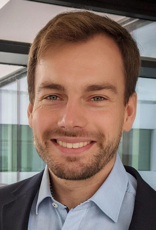 Ferdinand Jarisch forscht in der Abteilung Product Protection and Industrial Security am Fraunhofer-Institut für Angewandte und Integrierte Sicherheit AISEC im Bereich des offensiven Security-Testings und bringt dieses Wissen beispielsweise bei der Erstellung von Security-Analysen und -Konzepten oder der Durchführung von Penetrationstests ein.(Bild:  Fraunhofer AISEC)