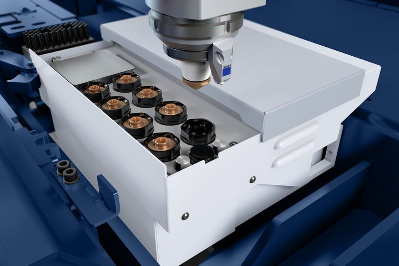Der automatische Düsenwechsler mit bis zu acht Plätzen tauscht die Düse im Schneidkopf vollautomatisch und reduziert damit die Nebenzeiten. (Bild: Trumpf)