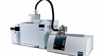 Abb 1: Thermowaage TG 209 F1 Iris mit beheizter Transferleitung zur JAS-Ventilbox auf dem Agilent GC-MS.  (Bild: Netzsch)