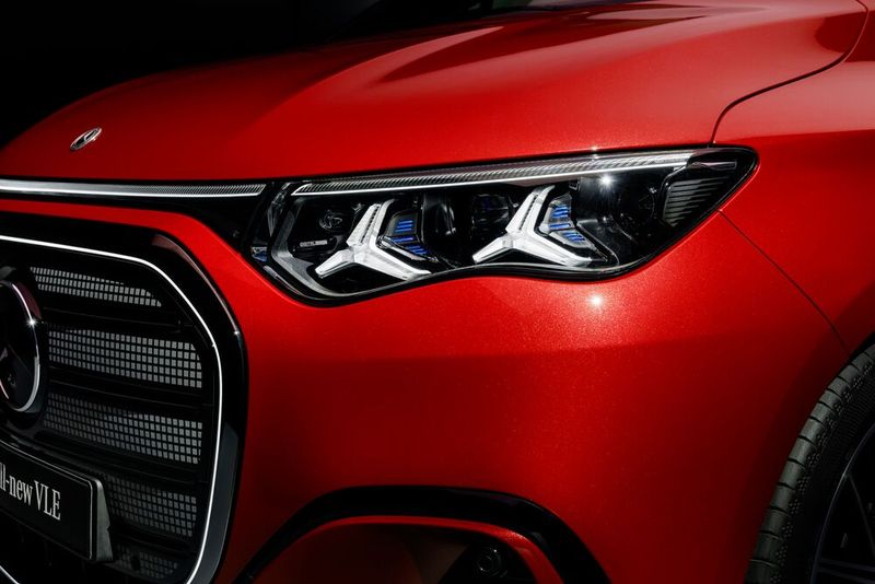 Die Scheinwerfer des VLE leuchten jetzt mit Sternoptik. (Bild: Mercedes-Benz)