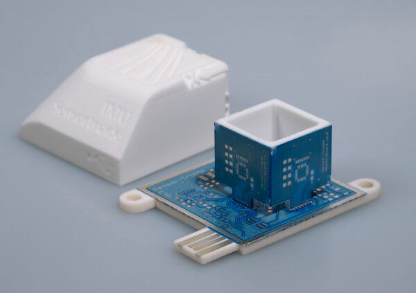 Sensortriade vom Fraunhofer IKTS: Eine Triade hochpräziser MEMS Sensoren auf keramisch additiv gefertigtem Träger und Gehäuse (Bild: 3DPC)