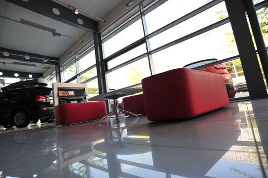 Auch der Wartebereich ist in der Fahrzeugausstellung platziert. (Archiv: Vogel Business Media)