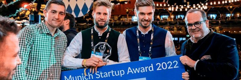 Von links: Arno Eggers von Munich Startup, Oskar Gruber und Valentin Plapp von Pixel Robotics zusammen mit Münchens Wirtschaftsreferent und Wiesnchef Clemens Baumgärtner.