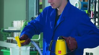 Ob im Labor oder im Technikum: mit wenigen Handgriffen ist die Pumpe sofort einsatzbereit und macht dem Anwender das Ab- und Umfüllen kleiner Mengen aus Kanistern, Fässern und anderen Gebinden leichter. (Bild: Lutz-Pumpen) Bilder: Lutz-Pumpen (Bild: Lutz-Pumpen)