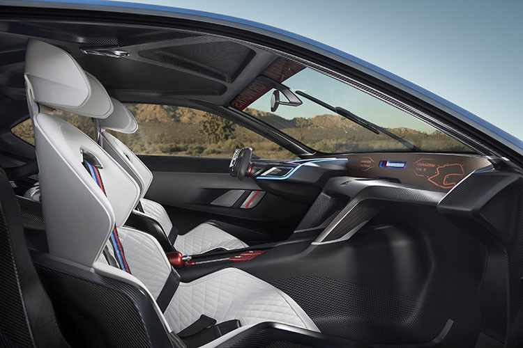 Die Carbon-Sitzschalen sollen dem Fahrer optimalen Halt geben, auf dass er quasi mit dem Auto verschmilzt. (Foto: BMW)