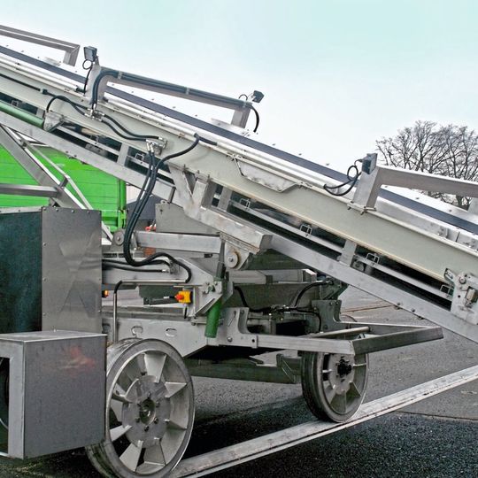 Der Förderbandwagen für die Entladung von Düngern und Salzen fährt auf umgekehrter V-Schiene. Der Förderbandwagen für die Entladung von Düngern und Salzen fährt auf umgekehrter V-Schiene.
