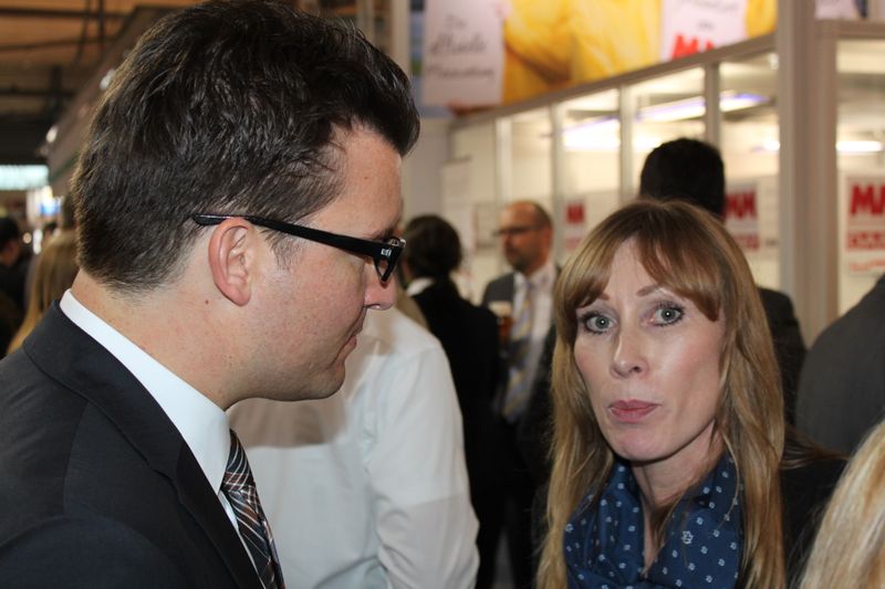 Am Dienstagabend wurde bei der Vogel Business Media am Messe-Stand in Halle 9 traditionell auf eine erfolgreiche Hannover Messe 2014 angestoßen. Gute Gespräche und Live-Musik von der Band „Famos“ sorgten bei den zahlreichen Standpartygästen für eine ausgelassene Stimmung. (Siegl/Vogel Business Media)