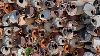 Wenn es um den Verbrennermotor geht, so wäre es der EU am liebsten, wenn Auspuff & Co. ab 2035 nur noch auf den Schrotthalden zu finden wären. Doch seit einiger Zeit regt sich von vielen Seiten mit Argumenten untermauerter Widerstand gegen das Verbrennerverbot (Bild: Rust & Dust)